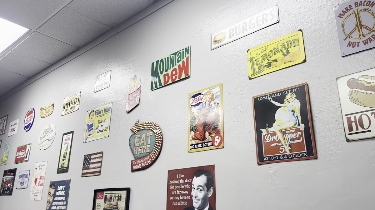 Lucky's Burgers & Shakes-2