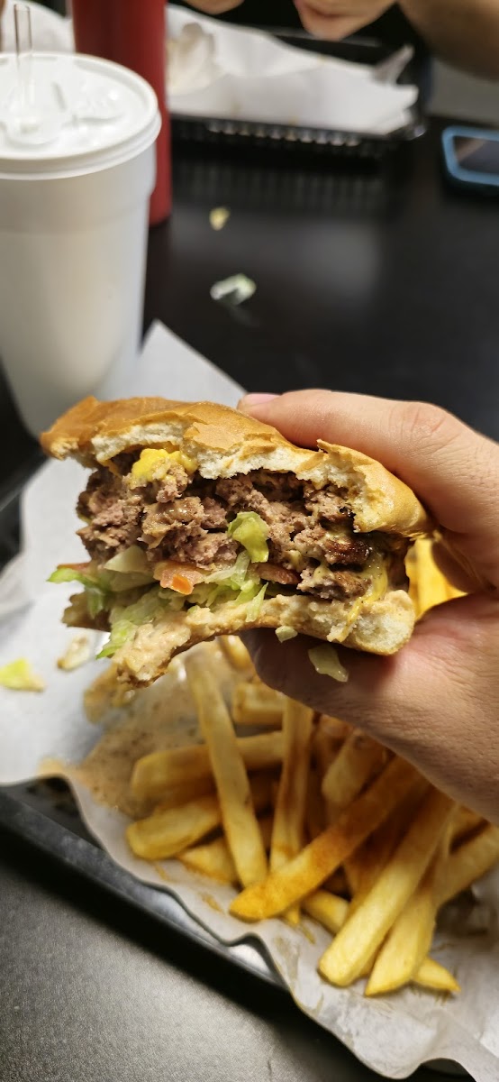 Lucky's Burgers & Shakes-7